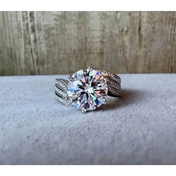 8CT D VVS1 Graded Moissanite Ring – AU750 –Sz.9 - Picture 2 of 10